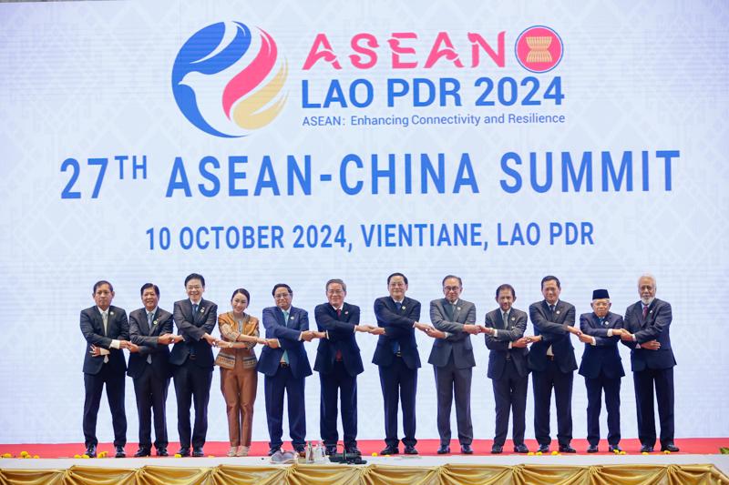 Lãnh đạo các nước ASEAN và Trung Quốc tại Hội nghị Cấp cao ASEAN -Trung Quốc lần thứ 27 - Ảnh: VGP