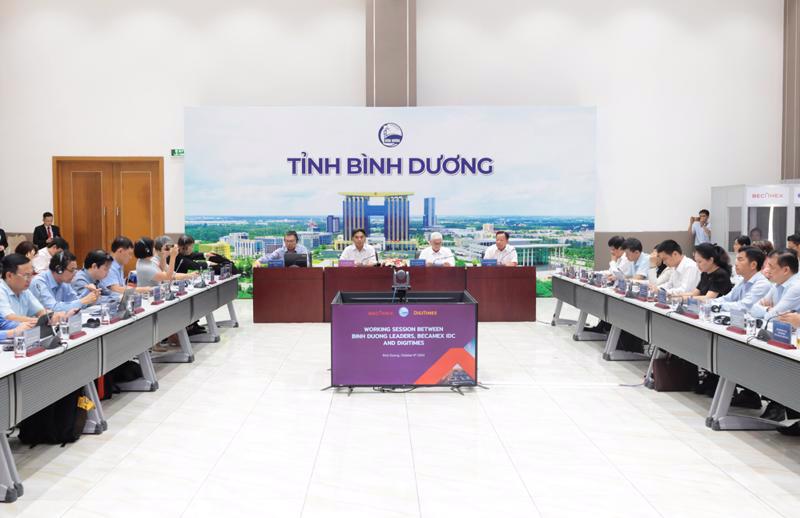 Binh Duong authorities work with foreign experts about the development of the semiconductor industry. 