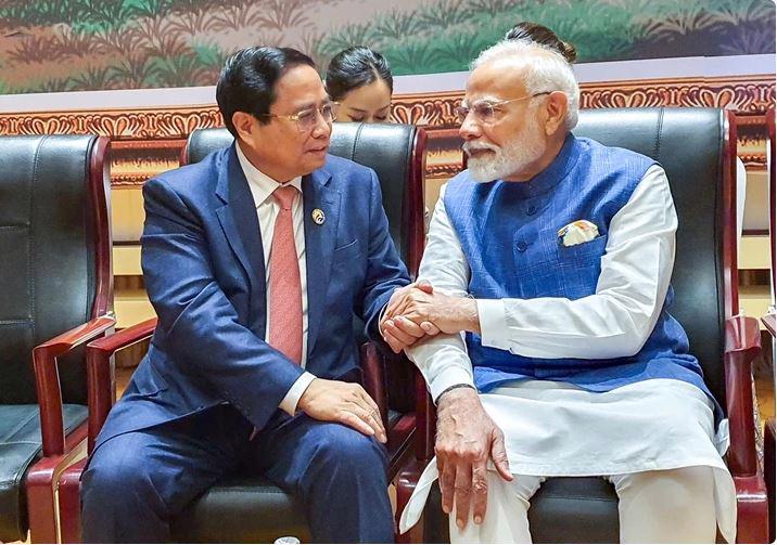 Prime Minister Pham Minh Chinh (L) and his Indian counterpart Narendra Modi (Photo: VGP)