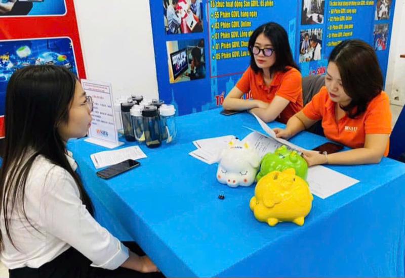 A worker is interviewed at the job transaction session. 