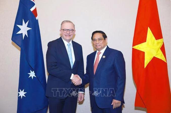 Prime Minister Pham Minh Chinh (right) and his Australian counterpart Anthony Albanese meet in Laos on October 11. (Photo: VNA)