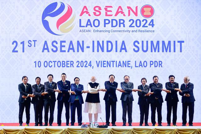 Prime Minister Pham Minh Chinh (5th from left) attends the 21st ASEAN-India Summit in Vientiane, Laos, on October 10. (Photo: VGP)