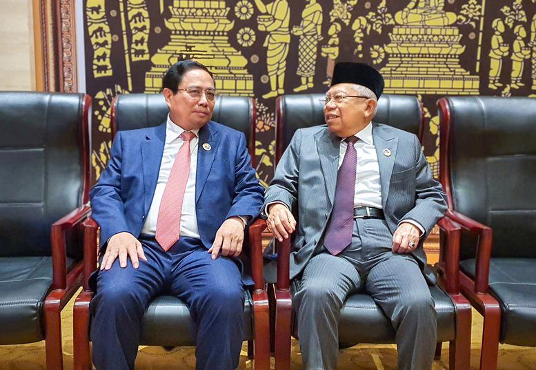 Prime Minister Pham Minh Chinh (left) meeting with Indonesian Vice President Ma’ruf on the sidelines of the 44th and 45th ASEAN Summits and Related Summits in Laos on October 11. Photo: VGP