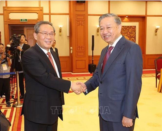 Party General Secretary and State President To Lam (R) welcomes Chinese Premier Li Qiang in Hanoi on October 12. (Photo: VNA)