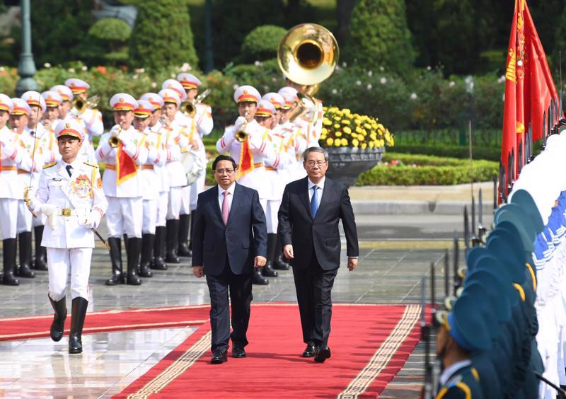  At the official welcome ceremony for Chinese Premier Li Qiang in Hanoi on October 13. (Photo: VGP)