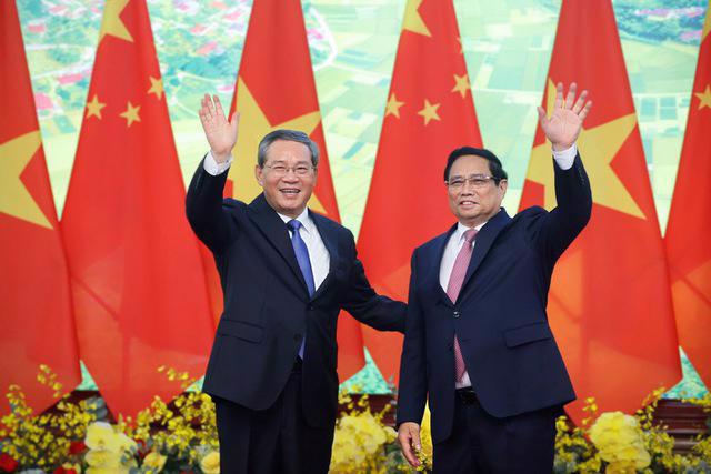 Prime Minister Pham Minh Chinh (R) and Chinese Premier Li Qiang  before their talks on October 13 morning. (Photo: VGP)