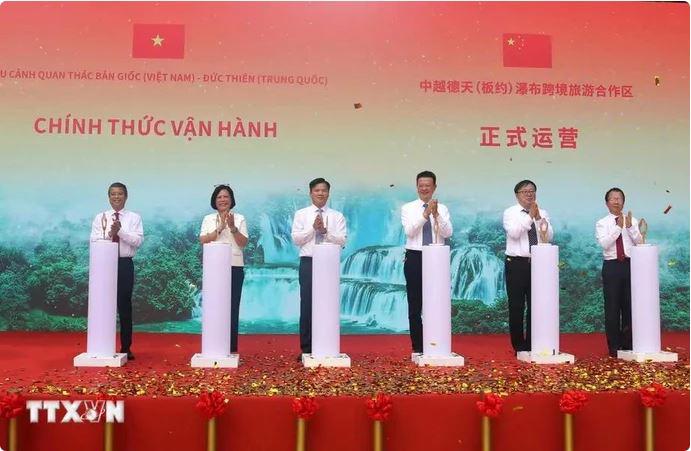 Delegates launch the official opening of the Ban Gioc (Vietnam) - Detian (China) Waterfalls landscape site. (Photo: VNA)