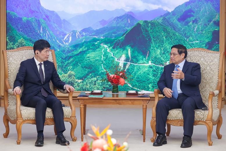 Prime Minister Pham Minh Chinh (right) receives Governor of Gunma prefecture Yamamoto Ichita in Hanoi on October 14. Photo: VGP