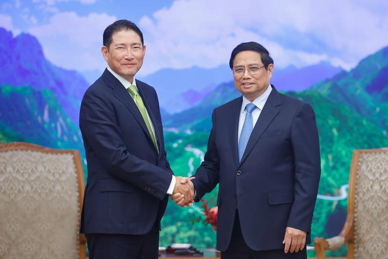 Prime Minister Pham Minh Chinh (right) receiving Hyosung Group's Chairman Cho Hyun-joon in Hanoi on October 14. (Photo: VGP)