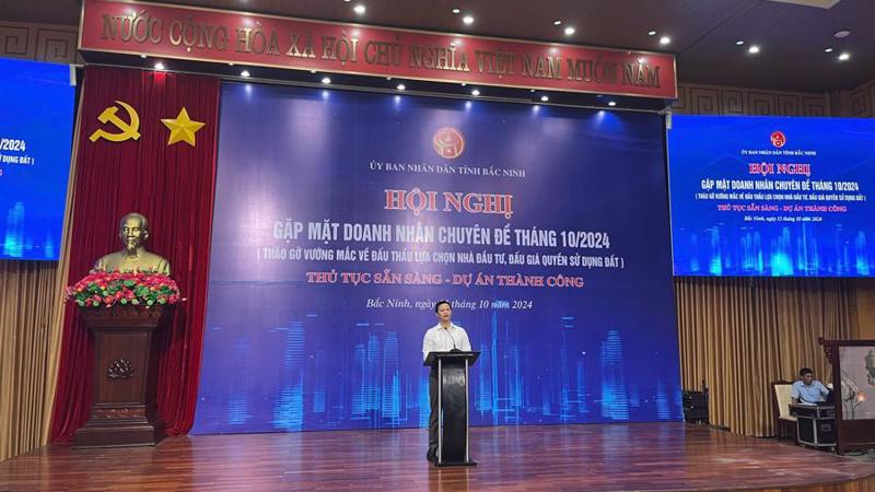 Bac Ninh province's People's Committee Chairman Vuong Quoc Tuan addressing a conference held on October 13 on the occasion of the Vietnam Entrepreneurs Day. 