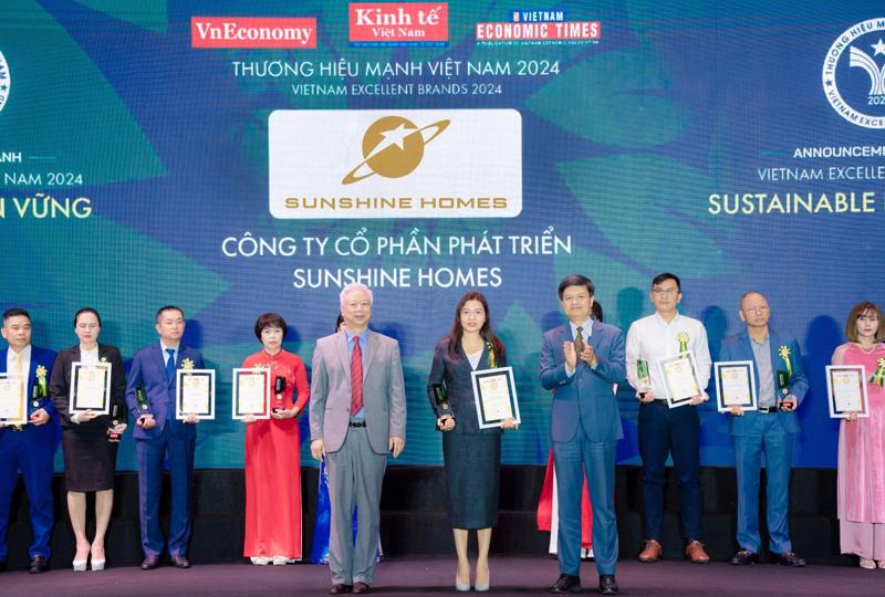 Tổng giám đốc Sunshine Homes Đỗ Thị Định  đại diện doanh nghiệp nhận vinh danh trong Top “Thương hiệu Mạnh - Phát triển bền vững năm 2024” tại Chương trình Thương hiệu Mạnh Việt Nam lần thứ 21.