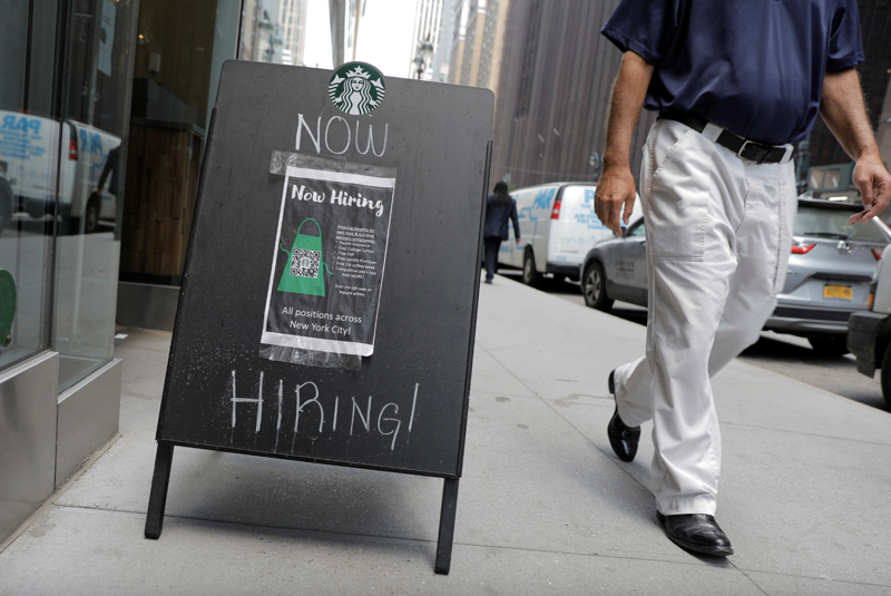 Tấm biển tuyển dụng nhân sự bên ngoài một cửa hiệu cà phê Starbucks ở Mỹ - Ảnh: Reuters.