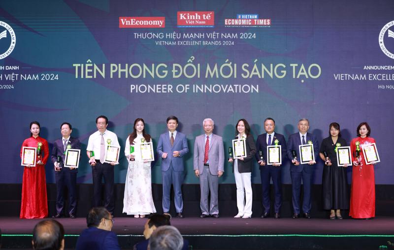 Đại diện DNSE (ngoài cùng bên trái) nhận giải thưởng Top 10 Thương hiệu mạnh - Tiên phong đổi mới sáng tạo.