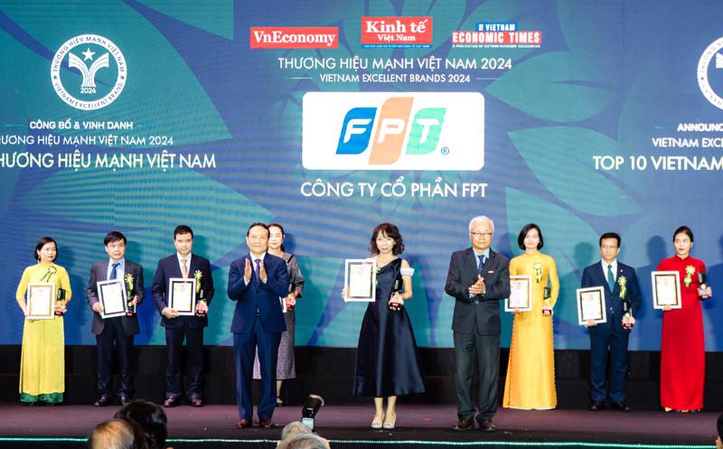 Đại diện FPT, bà Mai Thị Lan Anh Giám đốc Truyền thông nhận danh hiệu Top 10 thương hiệu mạnh nhất Việt Nam.