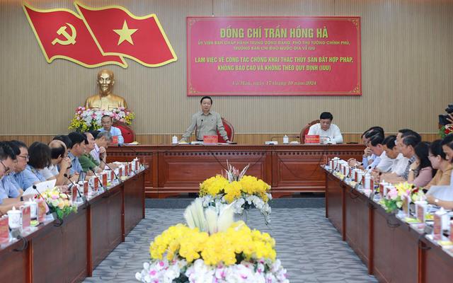 Deputy Prime Minister Tran Hong Ha chairs a meeting of the National Steering Committee on Illegal, Unreported and Unregulated (IUU) Fishing Prevention and Control, in Ca Mau province, on October 17. (Photo: VGP)