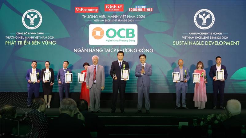 Đại diện OCB nhận chứng nhận Thương hiệu mạnh Việt Nam 2024.