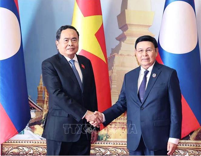 National Assembly Chairman Tran Thanh Man (L) meets his Lao counterpart Saysomphone Phomvihane in Vientiane on October 17. (Photo: VNA)