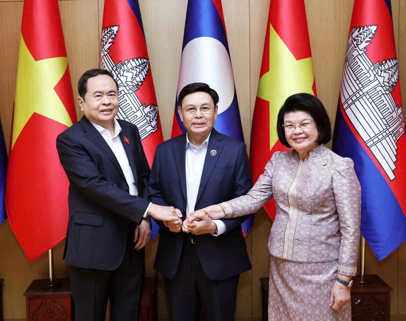 National Assembly Chairman Tran Thanh Man (L) and his counterparts from Laos Saysomphone Phomvihane (C),  and Cambodia Khuon Sudary attend a working breakfast in Vientiane on October 18. (Photo: VNA)