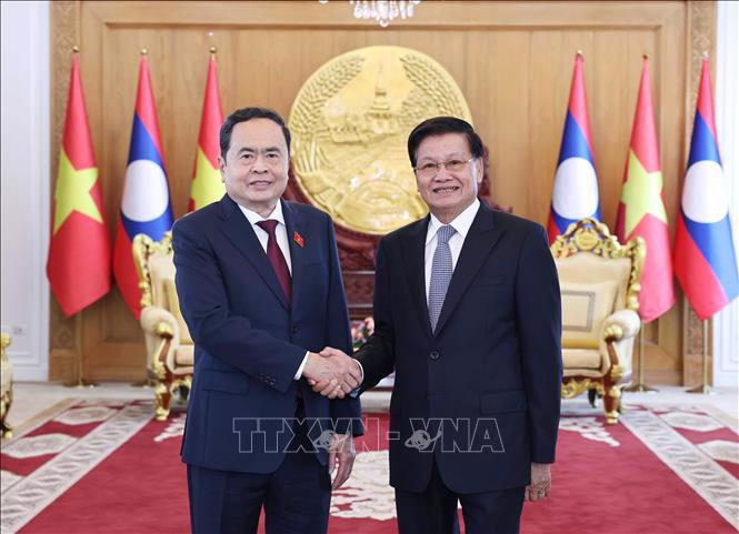 National Assembly Chairman Tran Thanh Man (L) meets with Party General Secretary and President of Laos Thongloun Sisoulith in Vientiane on October 18. (Photo: VNA)