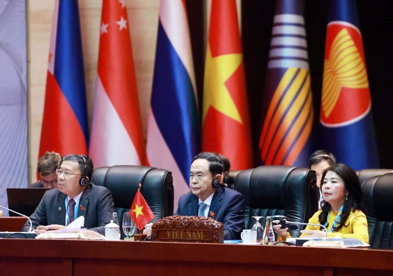 National Assembly Chairman Tran Thanh Man (C) attends the AIPA-45 Executive Committee meeting in Vientiane on October 18. (Photo: VNA)