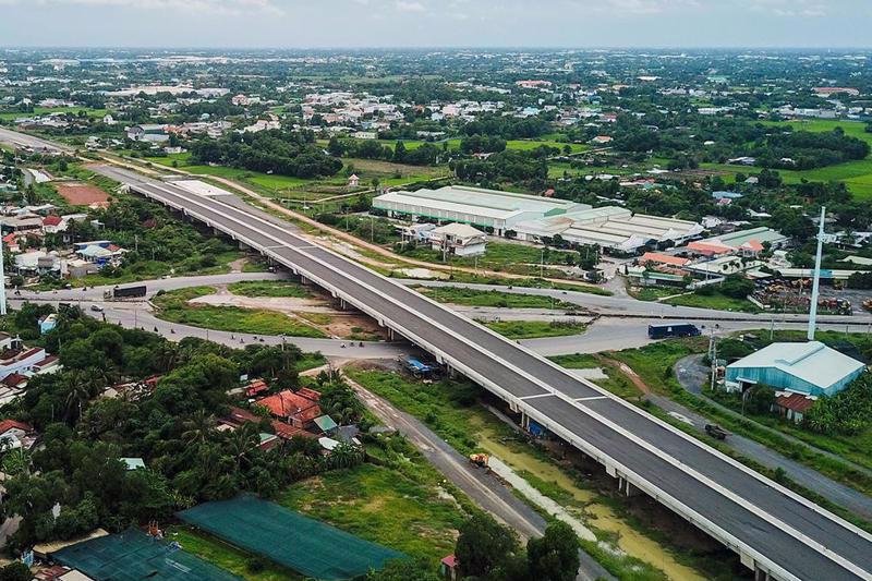 Theo kế hoạch, 28/58 km của cao tốc Bến Lức - Long Thành sẽ được đưa vào khai thác tạm trước Tết. Trong ảnh: Cao tốc Bến Lức - Long Thành đoạn qua địa phận TP.HCM. Ảnh: Quỳnh Trần.