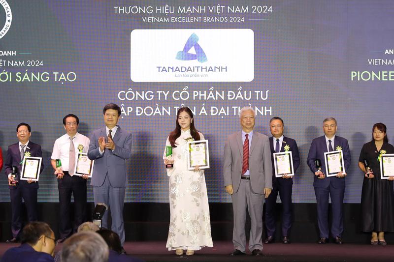 Bà Nguyễn Thùy Dung, Phó Tổng giám đốc Tập đoàn Tân Á Đại Thành đại diện nhận danh hiệu Top 10 Thương hiệu Mạnh – Tiên phong đổi mới sáng tạo năm 2024.