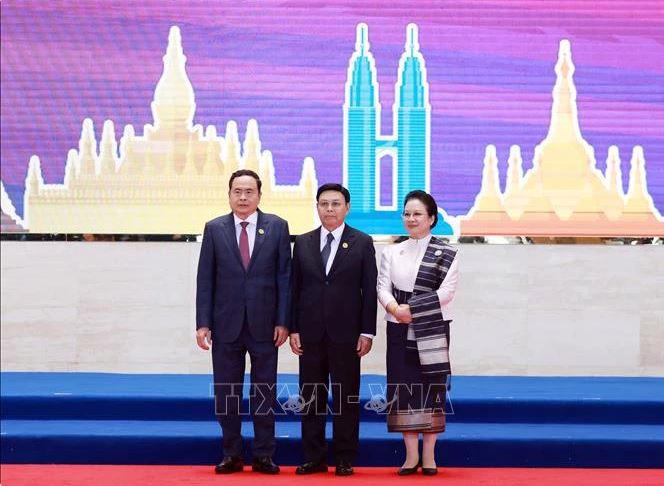 President of the Lao NA and Chair of AIPA-45 Saysomphone Phomvihane (C) and his spouse welcome National Assembly Chairman Tran Thanh Man to AIPA-45 (Photo: VNA)