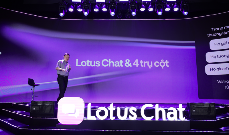 Ông Nguyễn Thế Tân, Tổng Giám đốc Công ty Cổ phần VCCorp giới thiệu ứng dụng nhắn tin Lotus Chat.