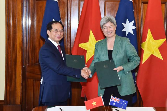 Vietnamese Deputy Prime Minister and Foreign Minister Bui Thanh Son (left) and Australian Foreign Minister Penny Wong. (Photo: VGP)