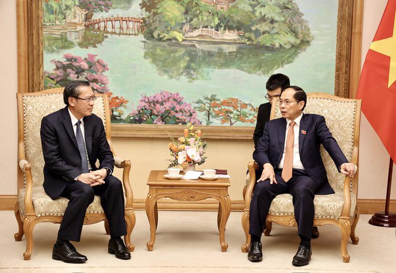 Deputy PM and FM Bui Thanh Son (right) receives Lao Minister of Energy and Mines Phosay Sayasone. (Photo: VGP)