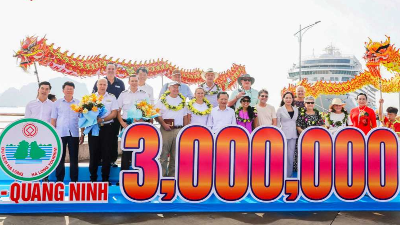 Quang Ninh province organizes a ceremony to welcome its three-millionth foreign tourist on October 21. 