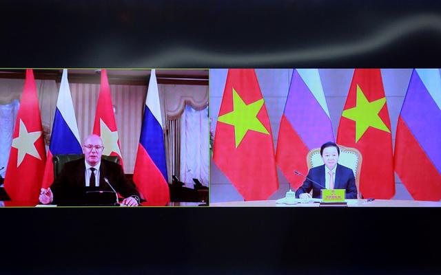 Deputy PM Tran Hong Ha (R) holds a phone conversation with his Russian counterpart Dmitry Nikolayevich Chernyshenko on October 22. (Photo: VGP)