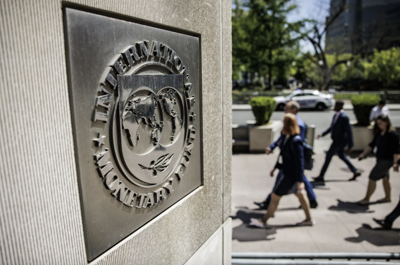 Logo của IMF tại trụ sở của định chế này ở Washington DC - Ảnh: Bloomberg.