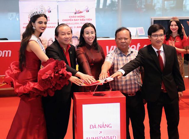 Lãnh đạo TP. Đà Nẵng và Vietjet, Sở Du lịch Đà Nẵng thực hiện nghi thức khai trương đường bay. Ảnh Ngô Anh Văn