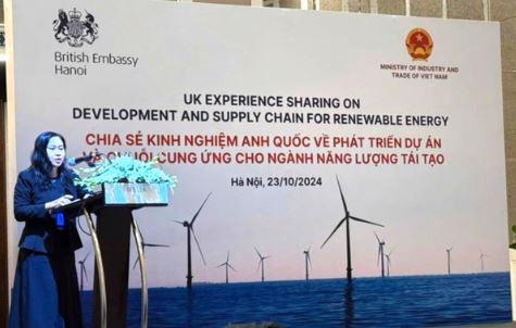 UK embassy’s energy attaché Le Thi Ngoc Bich speaks at the workshop on UK experience sharing on development and supply chain for renewable energy in Hanoi, October 23. (Photo courtesy of the embassy)