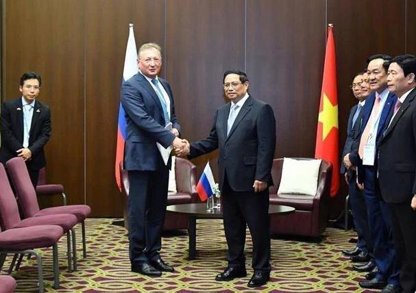 Prime Minister Pham Minh Chinh (R) and General Director of Russsia's Zarubezhneft JSC Kudryashov Sergei Ivanovich during their meeting in Kazan on October 23. (Photo: VNA)