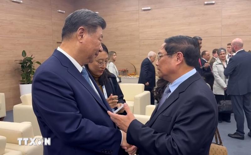 PM Phạm Mình Chinh  (R) meets with the Chinese leader  Xí Jinping on October 23 in Russia. (Source: VNA)