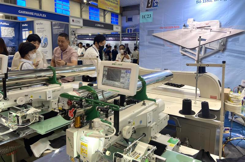 Many advanced technologies and machineries are showcased at the exhibitions. 