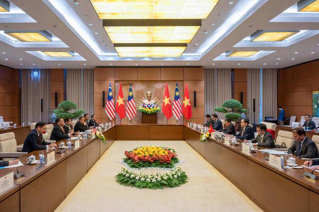 At the talks in Hanoi on October 23 between  National Assembly Tran Thanh Man (R) and Speaker of the House of Representatives of Malaysia Tan Sri Dato' Johari Bin Abdul. (Photo: Quochoi.vn)