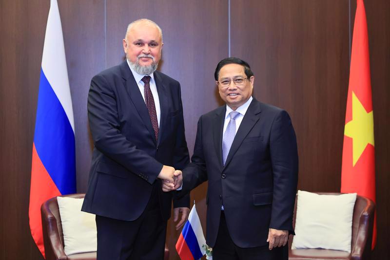 Prime Minister Pham Minh Chinh (right) receives Russian Minister of Energy Sergey Tsivilev in Kazan on October 23. (Photo: VGP)