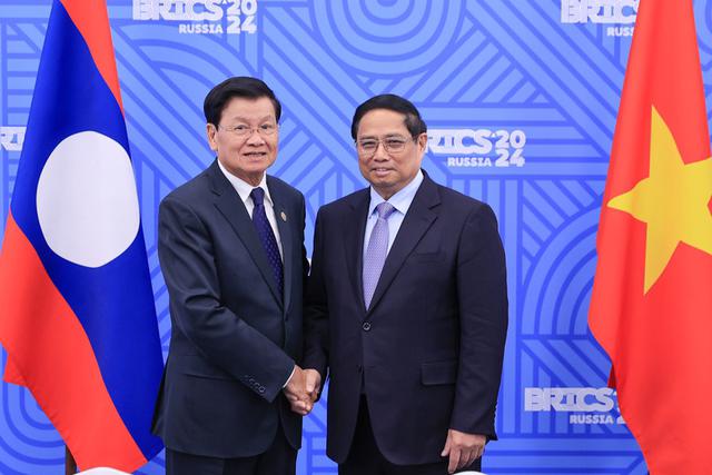 Prime Minister Pham Minh Chinh  and Lao Party General Secretary and President Thongloun Sisoulith in Kazan on October 23 (Photo: VGP)