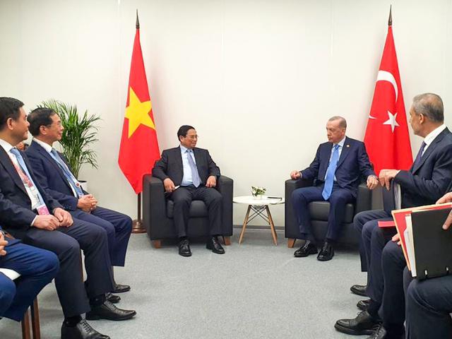 Prime Minister Pham Minh Chinh and Turkish President Recep Tayyip Erdogan during their meeting in Russia on October 23. (Photo: VGP)