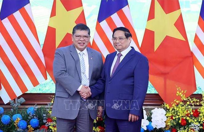 Prime Minister Pham Minh Chinh met with Speaker of the Malaysian House of Representatives Tan Sri Dato' Johari Bin Abdul in Hanoi on October 25. (Photo: VNA)