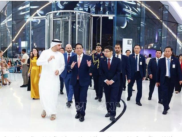 Prime Minister Pham Minh Chinh (second from left) visits Museum of the Future (Photo: VNA)