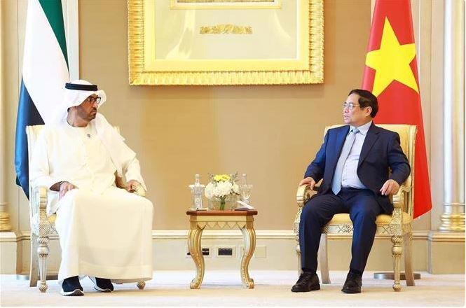 PM Pham Minh Chinh (right) and UAE Minister of Industry and Advanced Technology Sultan bin Ahmed Al Jaber at their meeting in Abu Dhabi on October 29. (Photo: VNA)