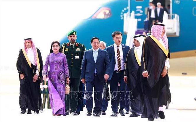 Prime Minister Pham Minh Chinh, his spouse and the high-ranking delegation of Vietnam arrive at the King Khalid International Airport in Riyadh on October 29 afternoon. (Photo: VNA)