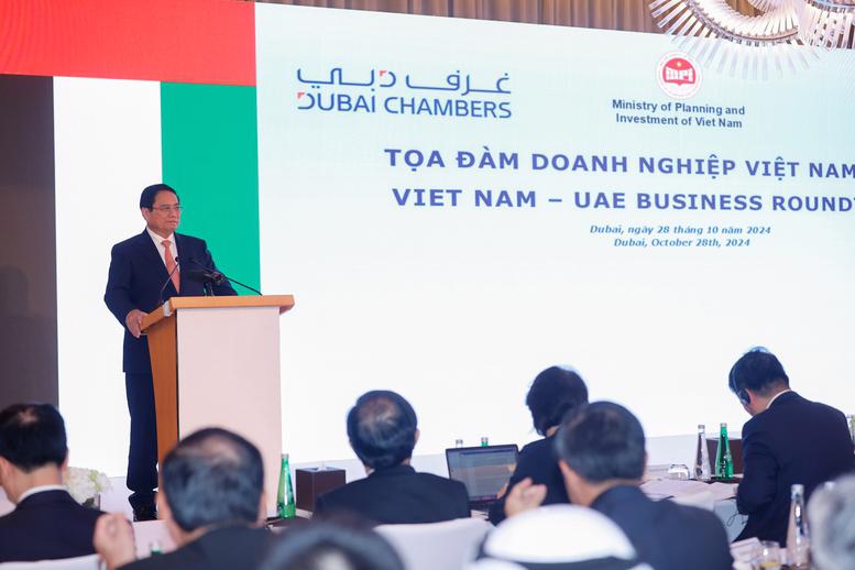 PM Pham Minh Chinh addressing the Vietnam- United Arab Emirates (UAE) business roundtable in Dubai on October 28. Photo: VGP