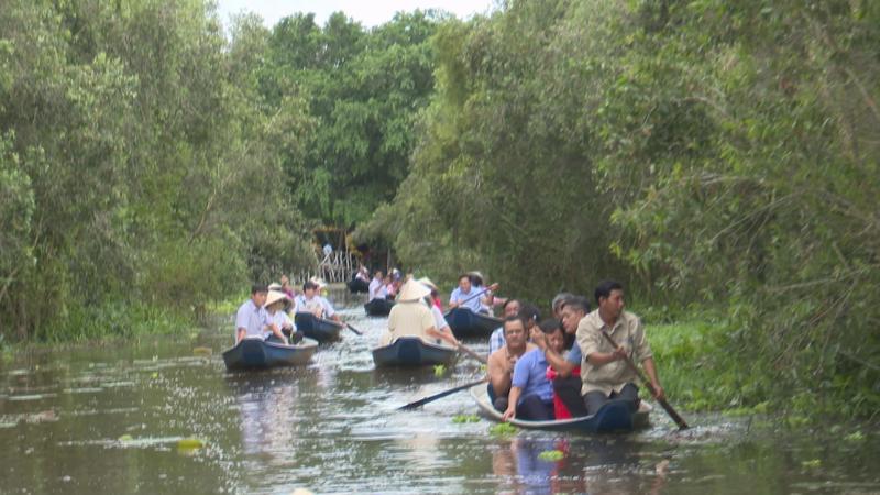 The delegation tour the the Tan Lap Floating Village Ecotourism Area. (Photo: VNA)