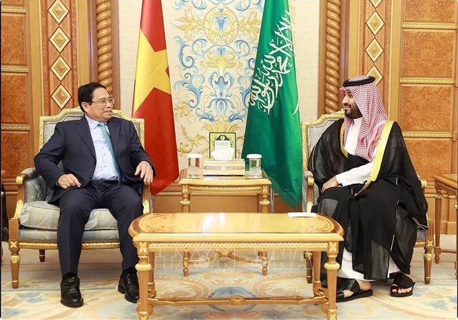 Prime Minister Pham Minh Chinh meets with Saudi Arabia's Crown Prince and Prime Minister Mohammed bin Salman Bin Abdulaziz Al Saud in Riyadh, on October 29. (Photo: VNA)