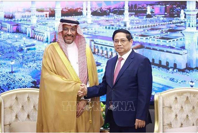 Prime Minister Pham Minh Chinh (right) meets Saudi Arabia’s Minister of Industry and Mineral Resources Bandar Ibrahim Al-Khorayef on October 30. (Photo: VNA)